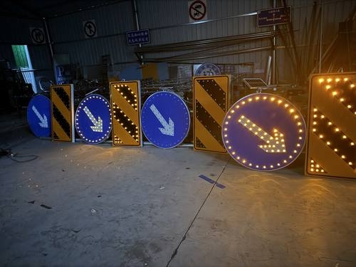 贵阳贵阳河南太阳能自发光交通路标牌厂家